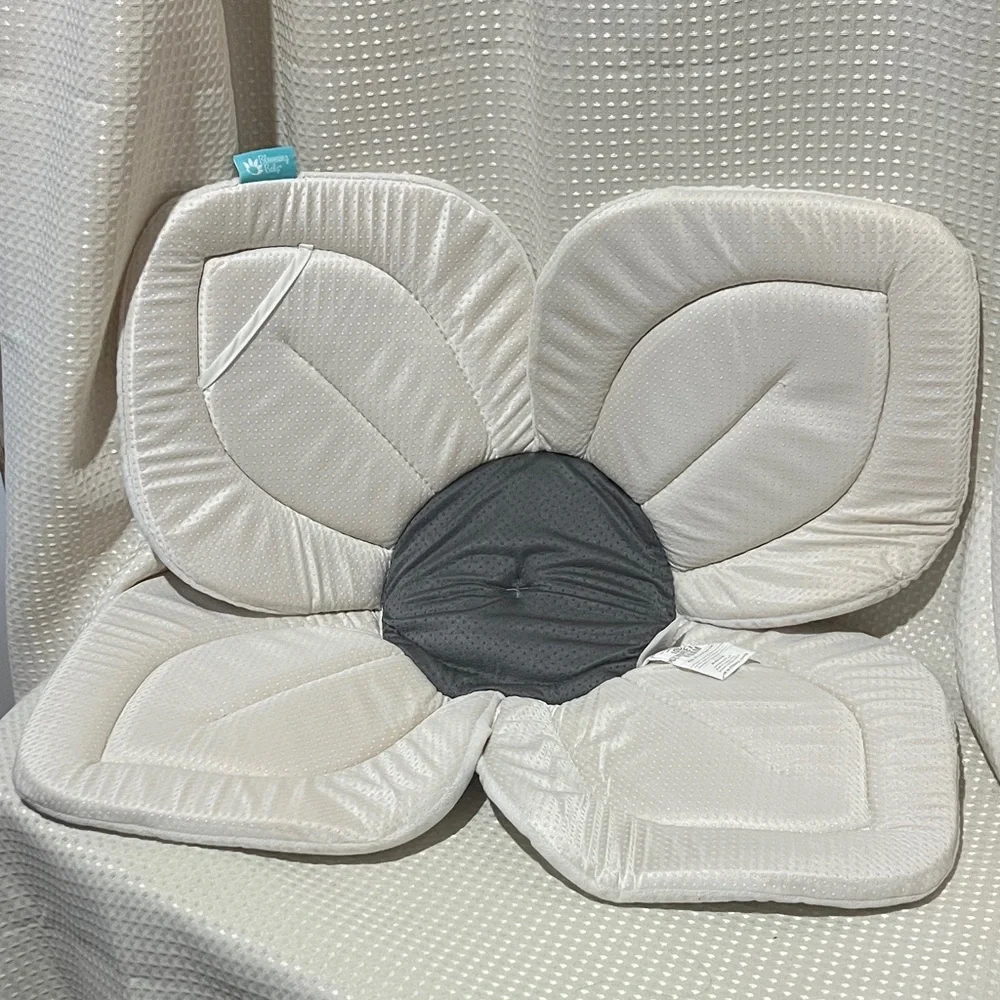 Blooming Baby Lotus Baby Bath Seat Gray and White Flower-Shaped